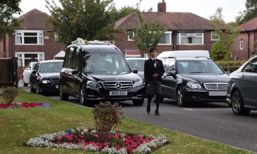 Hearse-and-Limo-Conducting-a-funeral