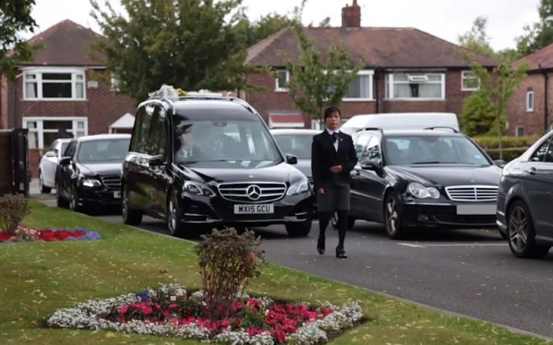 Hearse-and-Limo-Conducting-a-funeral